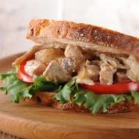 ボリューム満点♪豚肉のクリーム煮のライ麦ブロートサンド